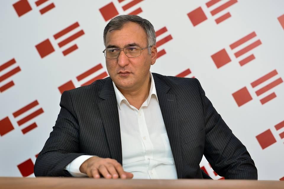“O müəllimə şagird niyə hörmət etməlidir?” - Yazıçı