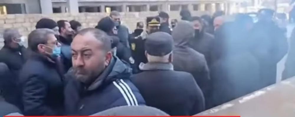 Yasamalda etiraz AKSİYASI: Sakinlər icra başçısının “Əjdaha” ləqəbli adamına qarşı birləşdi/VİDEO+FOTO