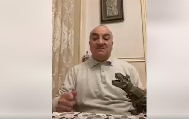 Deputatın oyuncaq əjdaha ilə görüntüləri müzakirə yaratdı - VİDEO