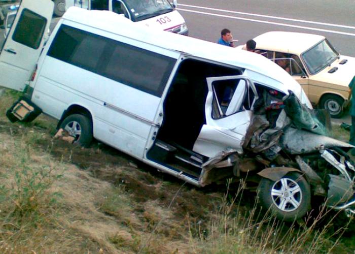 Azərbaycanda sərnişin mikroavtobusu qəzaya düşdü: Çox sayda yaralı var
