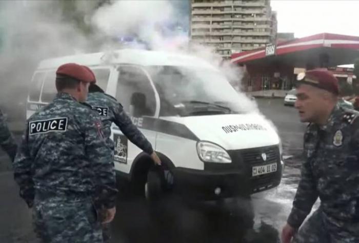 İrəvanda içində müxalifətçilər olan polis maşını yandı