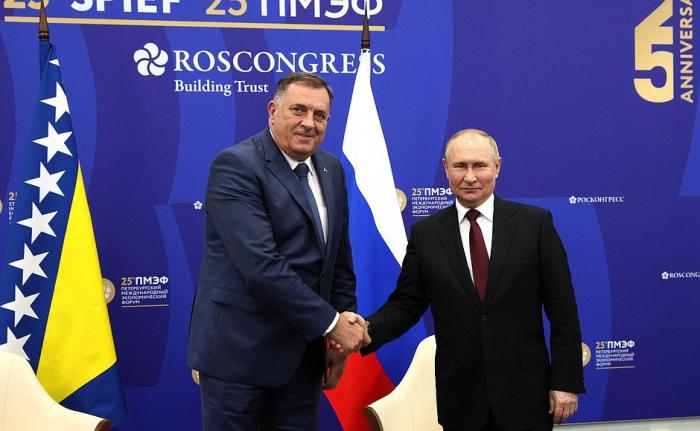 Tərcüməçi Putinlə Dodikin görüşündə söyüş söydü - VİDEO