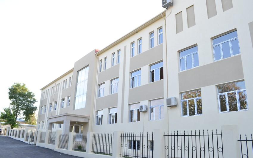 Müəllim dərsə gecikən şagirdə görün nə etdi: növbədə tualet var... - Video