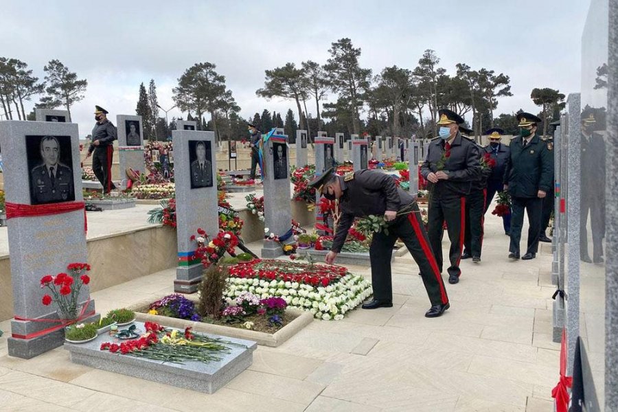Müdafiə Nazirliyinin zabit heyəti Zəfər Günü ilə bağlı İkinci Şəhidlər xiyabanını ziyarət edib