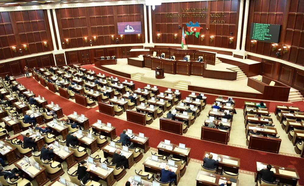 Parlamentdə 120 deputatdan neçəsi hüquqşünasdır? - SİYAHI 