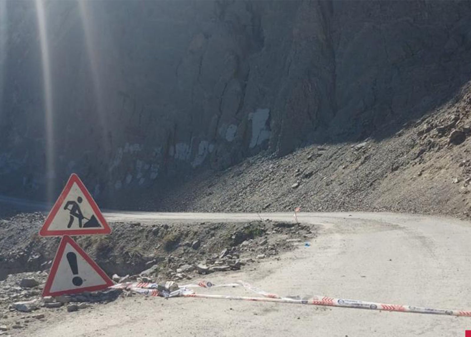 Bu rayonda dağ uçqunu oldu, üç kəndə gedən yol bağlandı