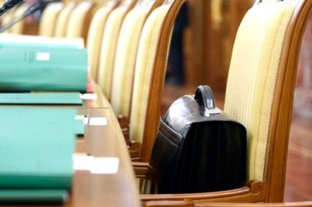 Vəzifəsini itirən məmurlar niyə yatağa düşür? - Ekspert danışır