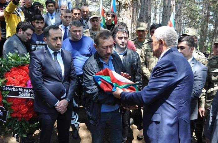 Şəhid atasına bayrağı niyə icra başçısı TƏQDİM EDİR? – Hərbi ekspertlərdən TƏZADLI mövqe