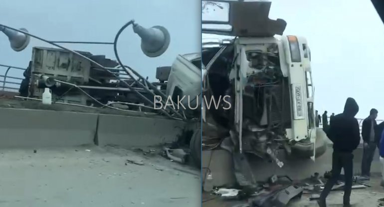 Bakı-Quba yolunda yük maşını aşdı - Xəsarət alanlar var - VİDEO
