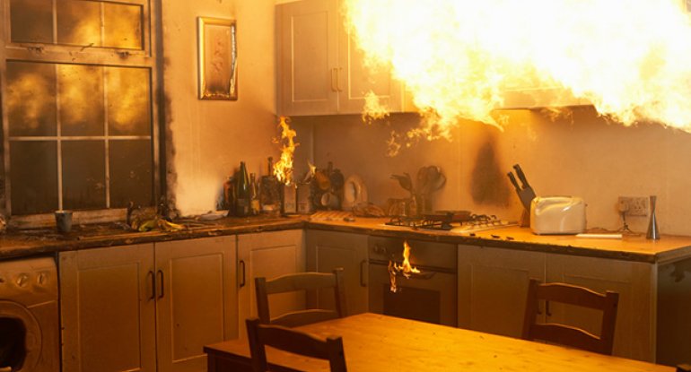 Bakıda kişi qayınatasının 280 minlik evini yandırıb: "molotov kokteyl"lər atdı
