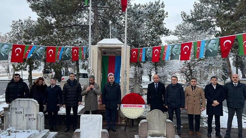 Səfir Rəsulzadənin məzarını ziyarət etdi (FOTO)