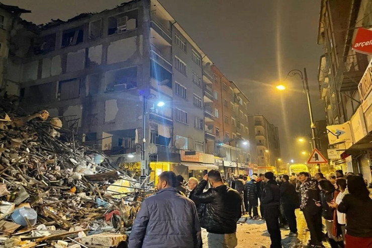 "İlham Əliyevə salam deyin" - Dağıntıların altından xilas edilən qadın + VİDEO