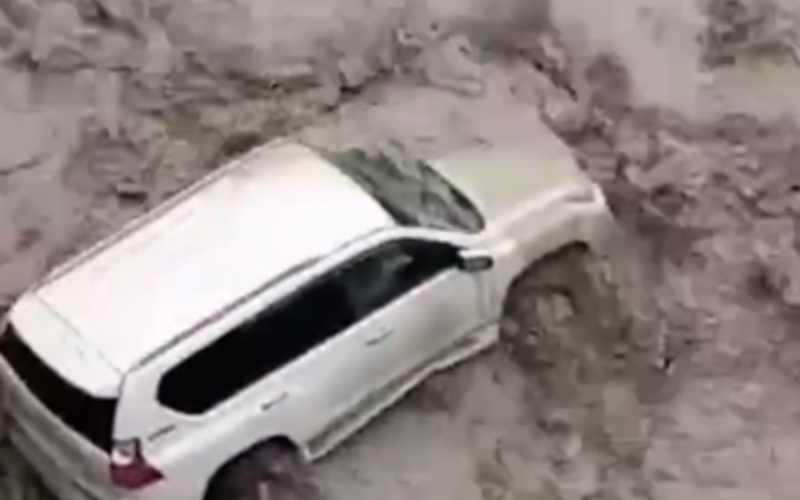 Sel “Prado”nu apardı, qadın isə son anda xilas edildi - Video