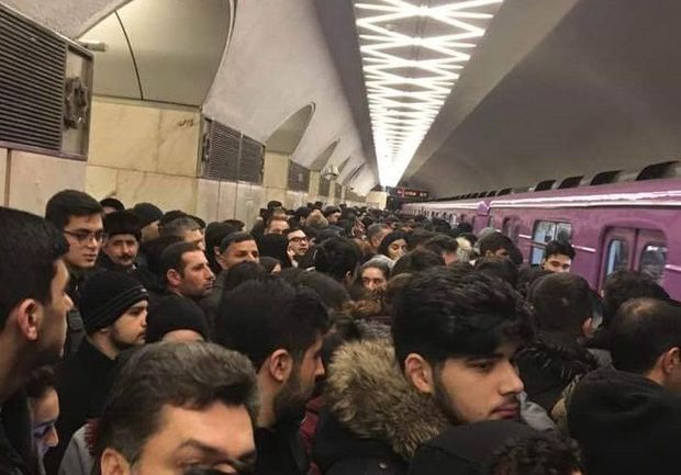 Qatar xarab oldu - Metroda sıxlıq yarandı