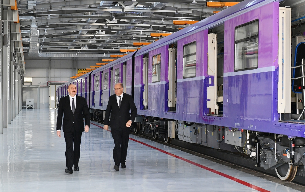 Prezident yeni nəsil metro qatarları ilə tanış oldu 