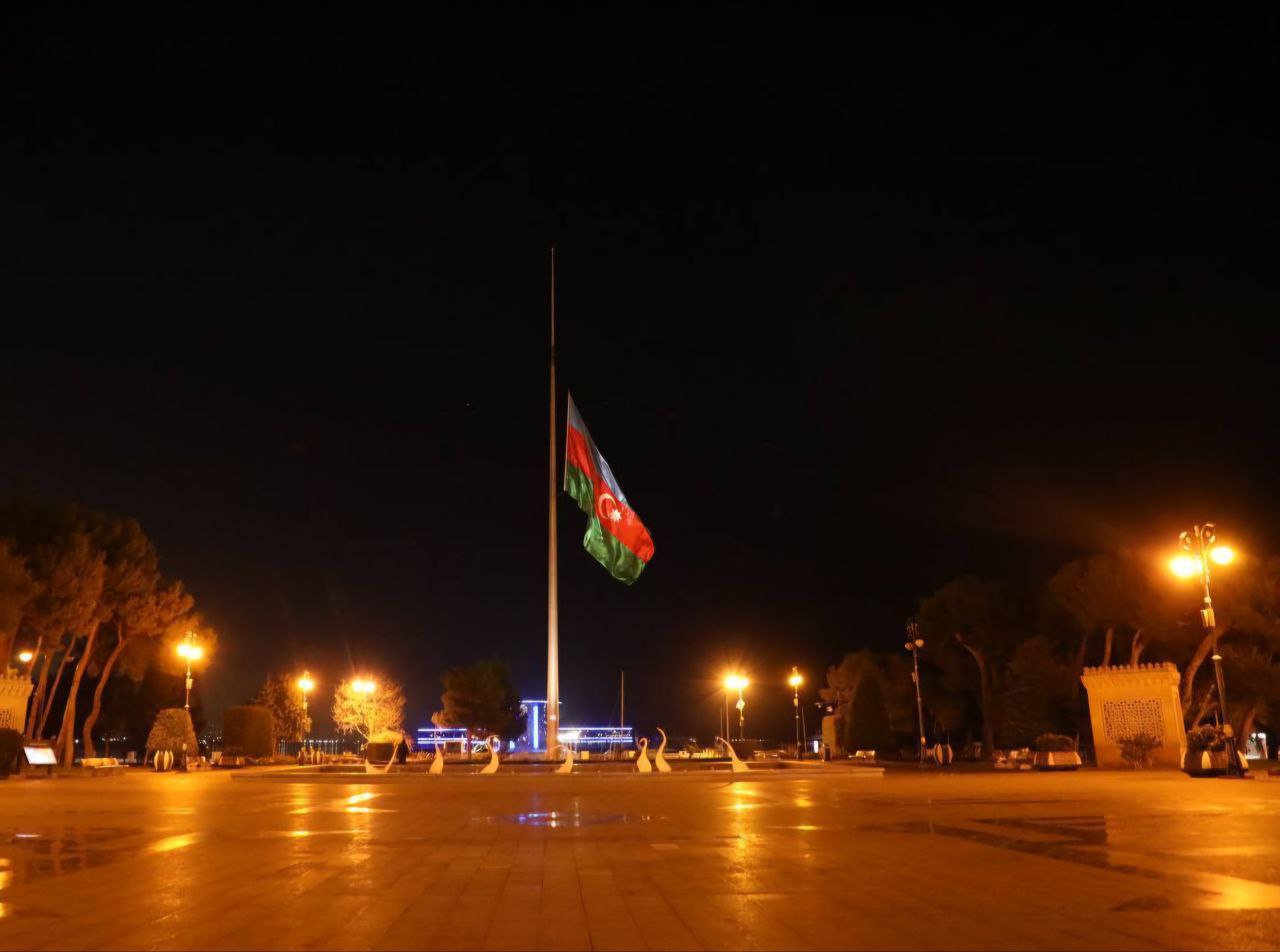 Dövlət Bayrağı Meydanındakı bayraq endirildi - MATƏM