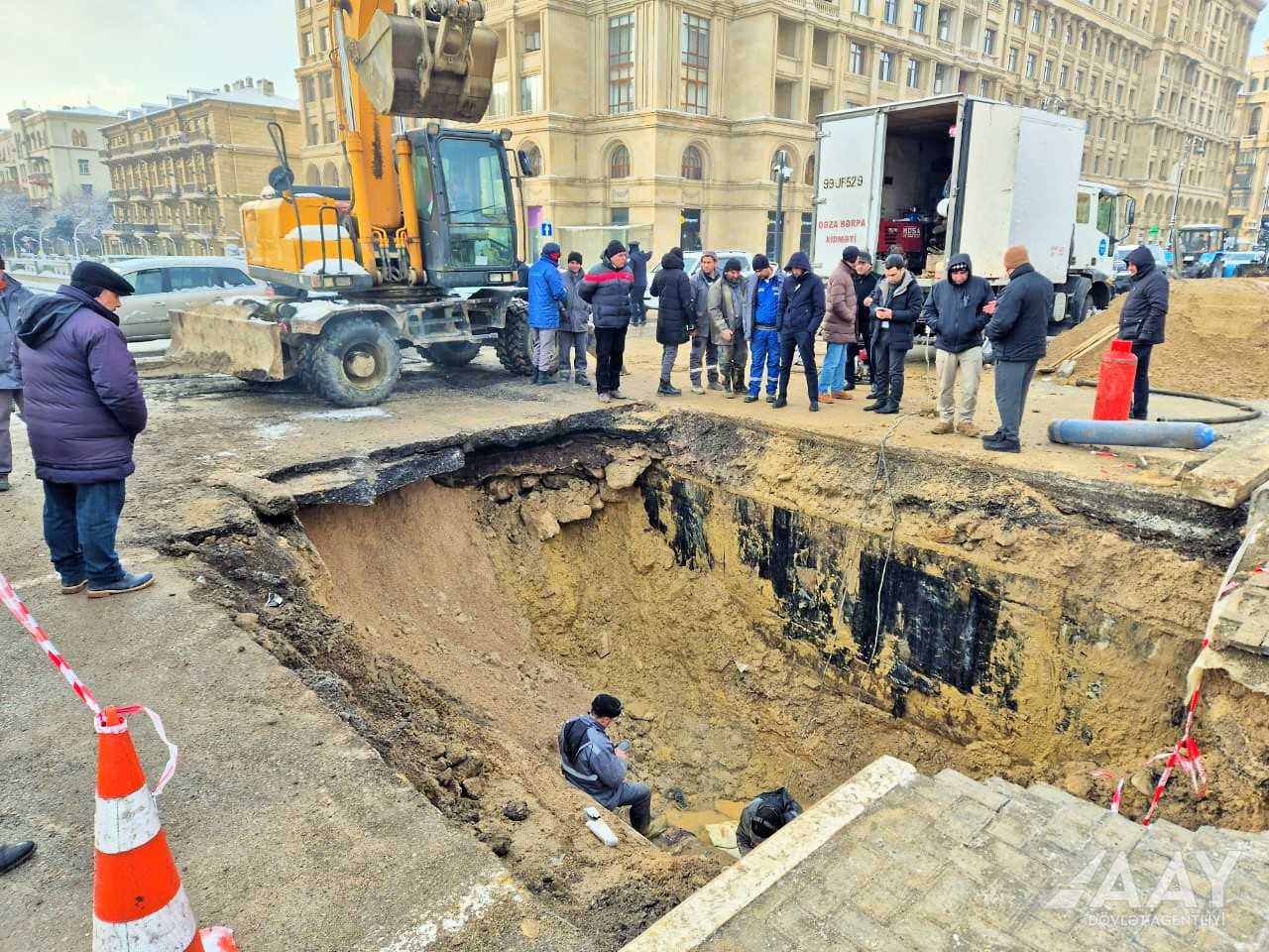 Bakının əsas prospekti çökmə səbəbindən BAĞLANDI - FOTO