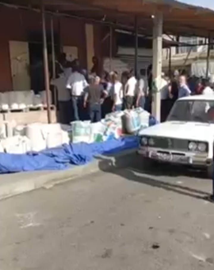 Qubada un qıtlığı - İnsanlar saatlarla növbə gözləyir - VİDEO