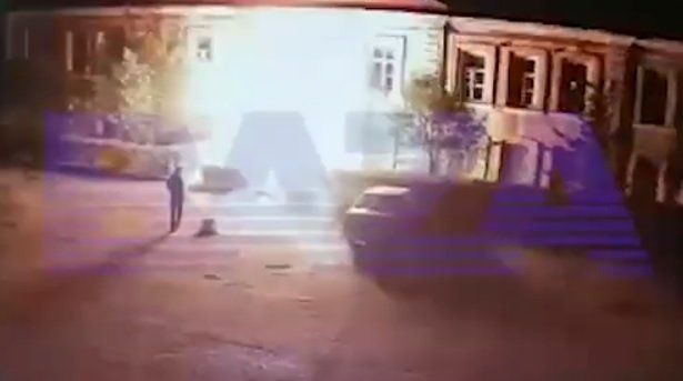 Rusiyada səfərbərliyə etiraz edən gənc hərbi komissarlığı yandırdı - VİDEO
