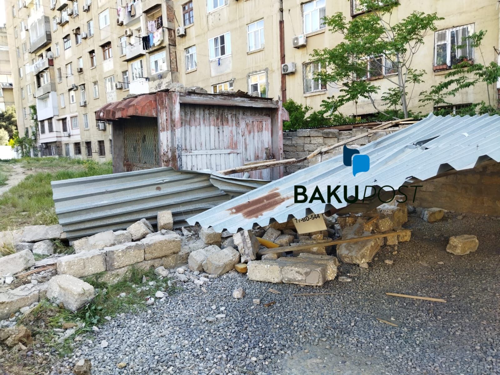 "Bu material saytda getsə..." - 25 illik obyekti sökən "JEK" rəisi "Bakupost"u hədələdi