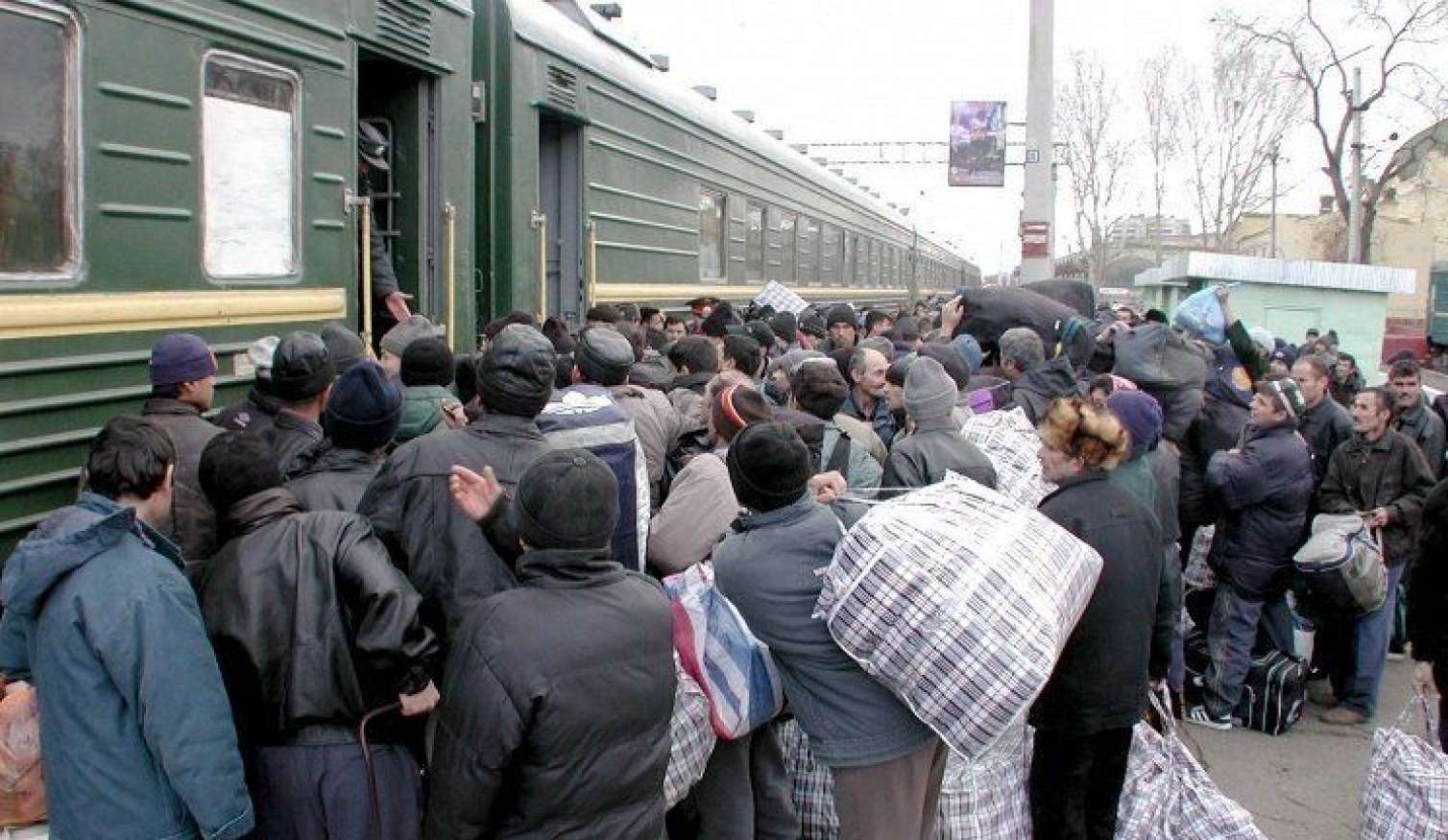 Azərbaycanlı miqrantlar Rusiya girovluğunda: Niyə Vətənə qayıda bilmirlər? - Açıqlama