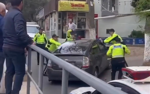Bakıda sürücü “Prius”u polislərin üzərinə sürdü - Video