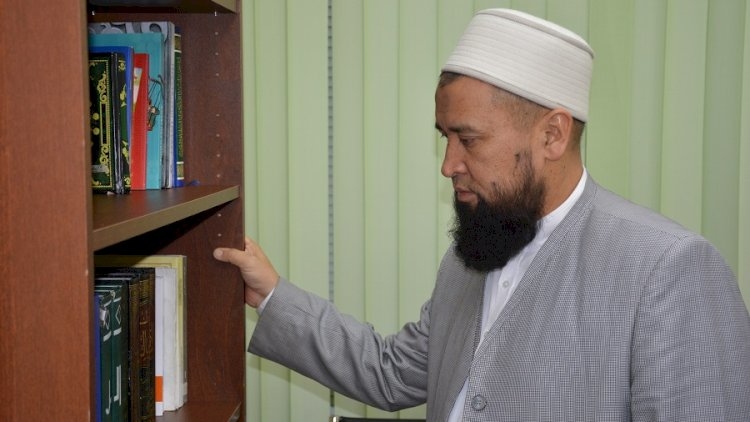 “Qadınlar açıq-saçıq gəzməsəydi, ət bahalaşmazdı” – Qırğız mollasının sözləri aranı qatdı