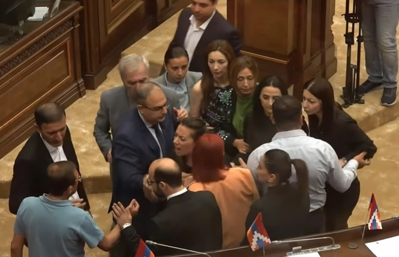 Ermənistan parlamentində dava düşdü: "Paşinyanı yox, ölkənizi müdafiə edin" - VİDEO
