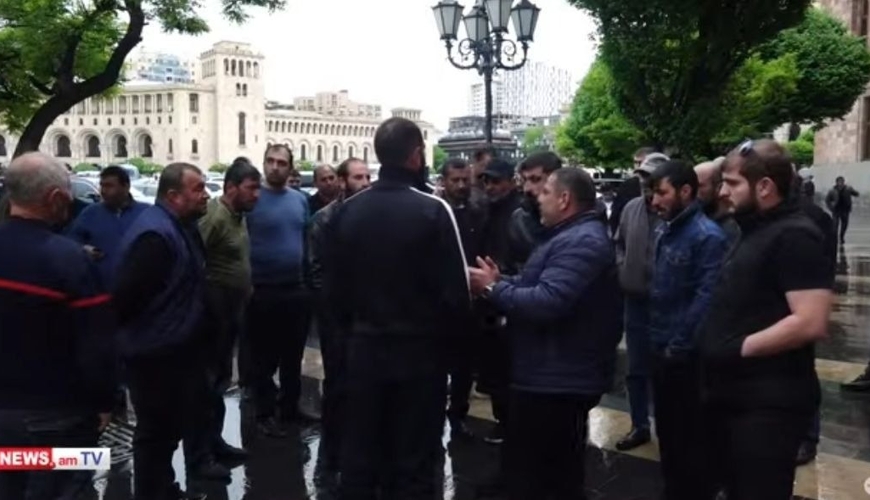 Erməni hərbçilərin valideynləri hökumət binasının qarşısında
