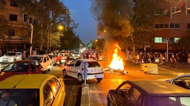 İranda etirazlar alovlanır- Bu şəhərlərdə aksiya keçirilib- SİYAHI  