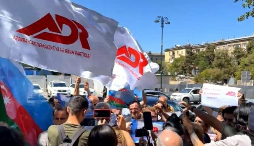 Qubad İbadoğlunun partiyasından kütləvi istefa - "Azərbaycan əleyhinə olan güclərdən təlimat alır"