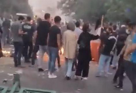 İRANDA QAN SU YERİNƏ AXIR... - Aksiyaların miqyası böyüyür... + VİDEOLAR