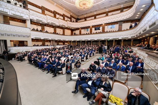 AYB-nin qurultayı: Dörd komissiya təyin olunub, sədr və üzvləri seçiliblər