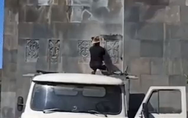 Laçını tərk edən ermənilər kilsəyə belə ziyan vurur - Video