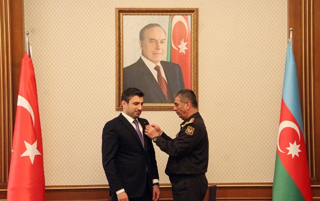 Zakir Həsənov Selçuk Bayraktarı medalla təltif etdi - Fotolar