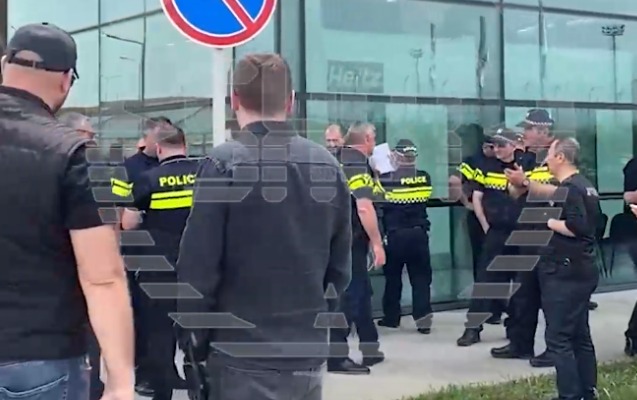 Rusiya təyyarəsi 4 il sonra Tbilisidə eniş etdi, etirazlar başladı - Video