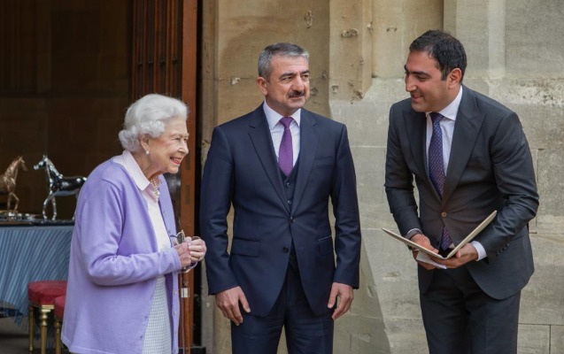 İlham Əliyev Kraliça II Elizabetə at hədiyyə göndərdi - Fotolar + Video