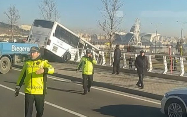 Sürücüsü olmayan avtobus yoldan çıxıb bulvara girdi - Video
