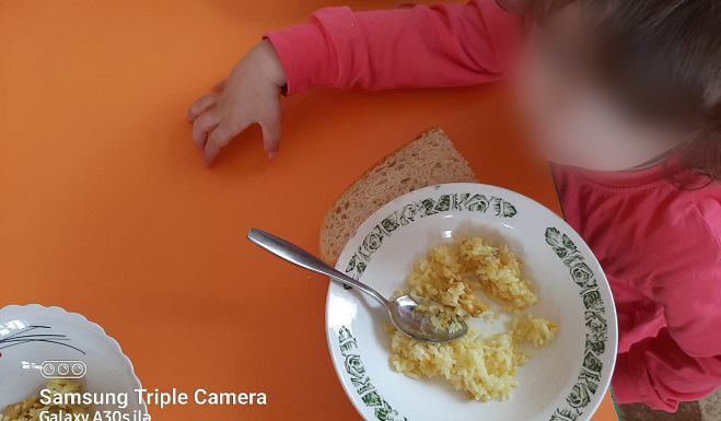 Bu körpələr evi uşaqların yeməyini oğurlayır - FOTO