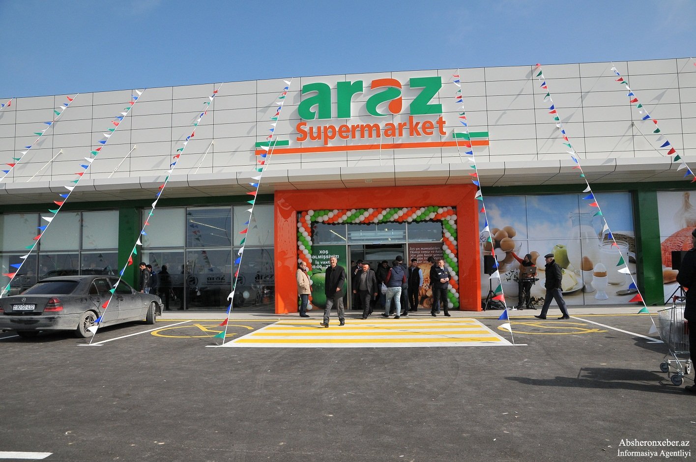 “Araz” marketdə müştəriləri belə aldadırlar - VİDEOFAKT