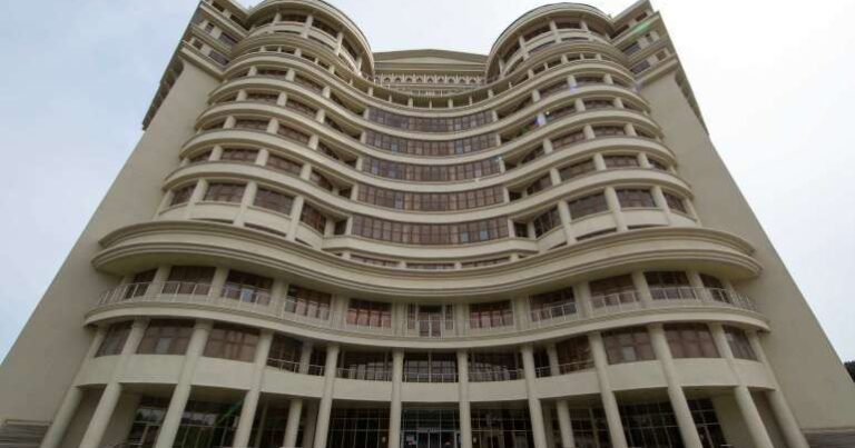 Bakıda klinikaya müayinəyə gələn qadın özünü binadan atdı