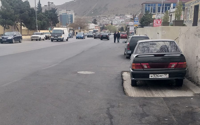 Maşını götürmədən yolu asfaltladılar - Foto