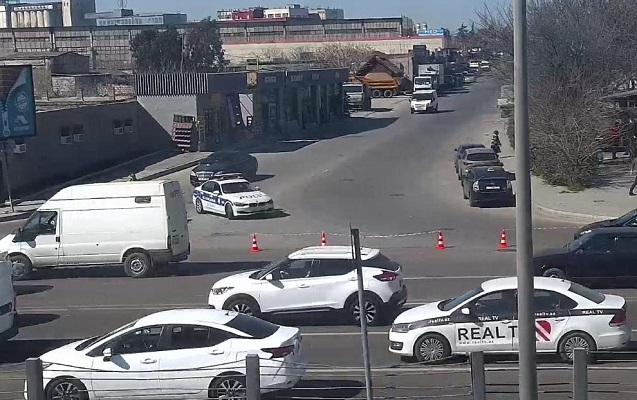 “Baksol yolu”nda yük maşını aşdı, hərəkət dayandı - Foto