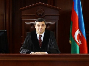 Gəncə Apelyasiya Məhkəməsinin hakimi prosesləri bilərəkdən təxirə salır? – İDDİAÇIDAN ŞİKAYƏT