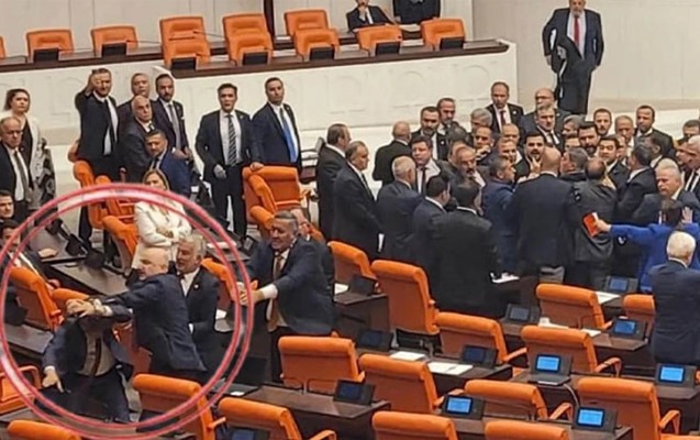 Türkiyə parlamentində dava düşdü - Video