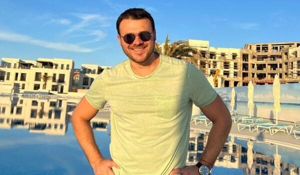 Emin Ağalarov akulanın mədəsini yedi - Video
