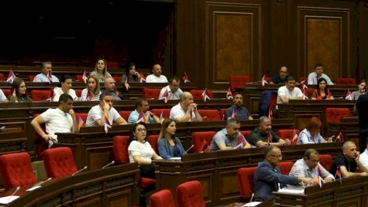 Parlamentə qayıdan erməni deputat: “Vətəni xilas etmək vaxtıdır”