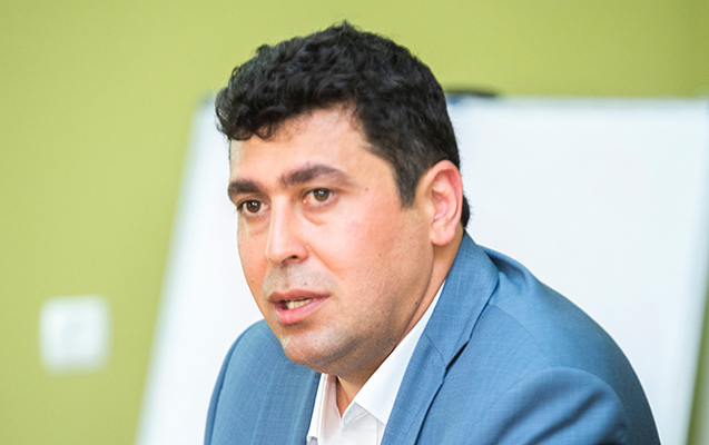 Dövlət rəsmisi bələdiyyə və icra hakimiyyətlərini ittiham etdi