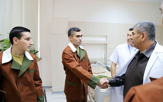 Nazir hospitalda müalicə olunan hərbçilərlə görüşdü
