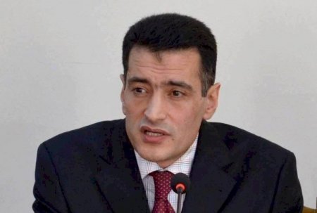 "Bu, dilimizə növbəti zərbə idi" - Dilçi alim akademikləri tənqid etdi